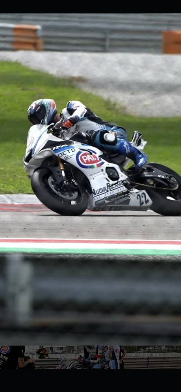 Omar affronta una curva in piega sulla moto numero 22