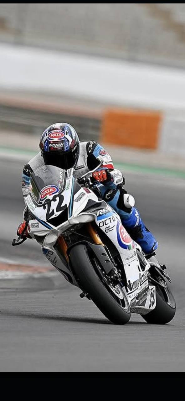 Omar in piega sulla moto numero 22, visto di fronte